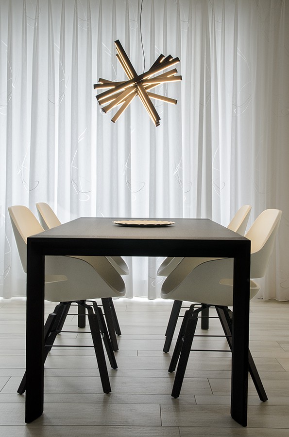 Eetkamer met design tafel, stoelen en verlichting