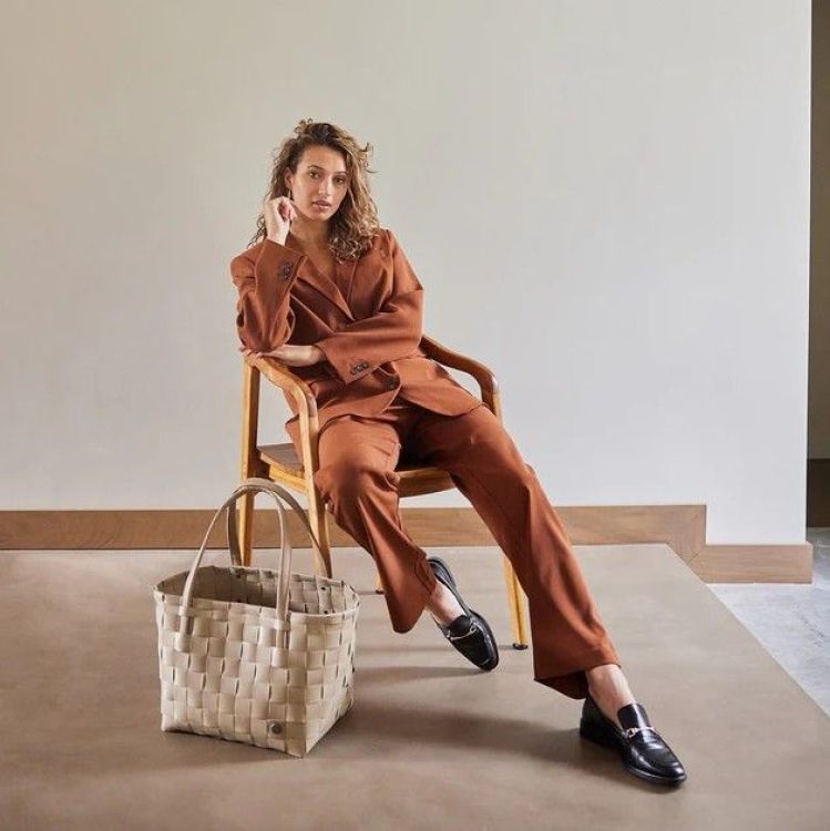 Handed By Shopper Color Match - Mocha