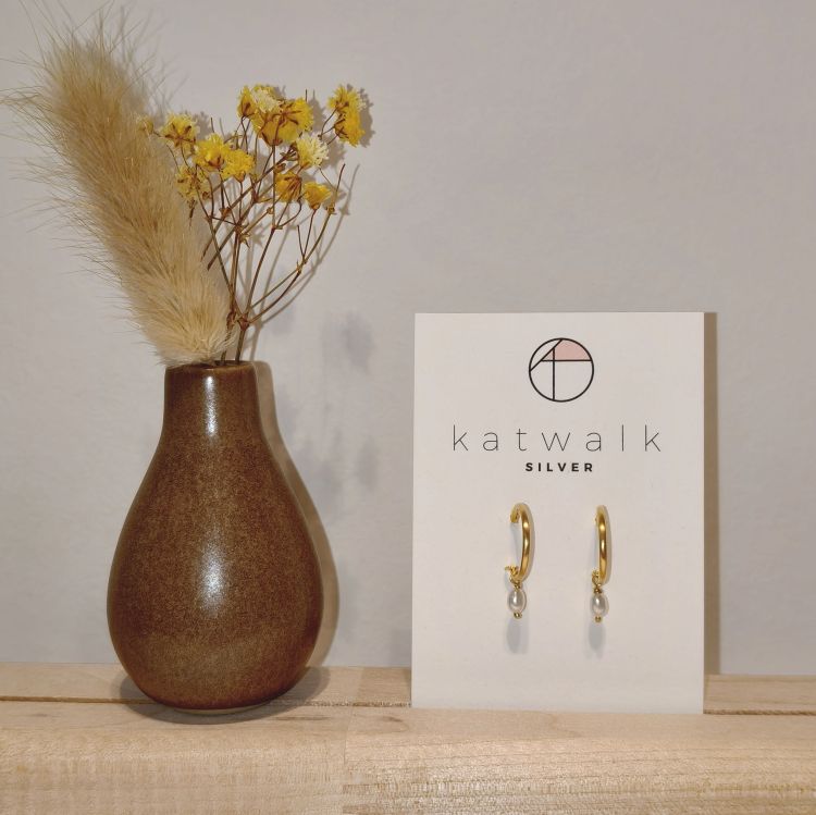 Katwalk Oorbellen - Hangert met pearl - goud