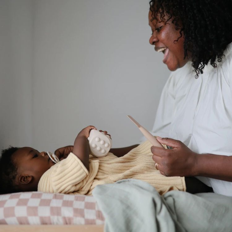 Mushie Speelgoed dobbelstenen / Press toy - Cambridge blue/ Shifting sands