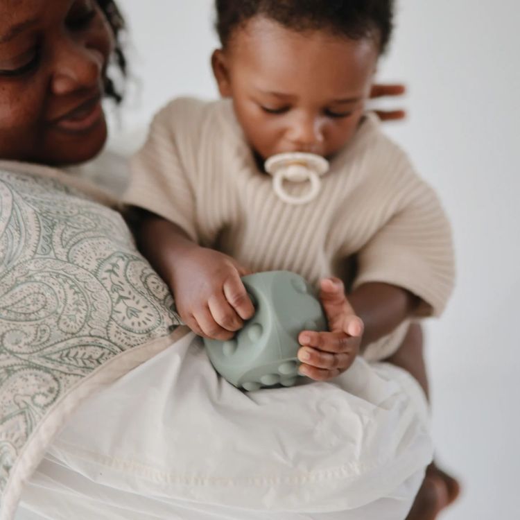 Mushie Speelgoed dobbelstenen / Press toy - Cambridge blue/ Shifting sands