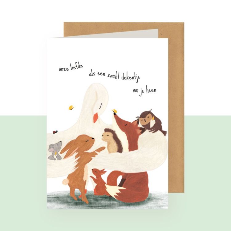 Studio Bertha Dubbele wenskaart – Onze liefde als een zacht dekentje om je heen