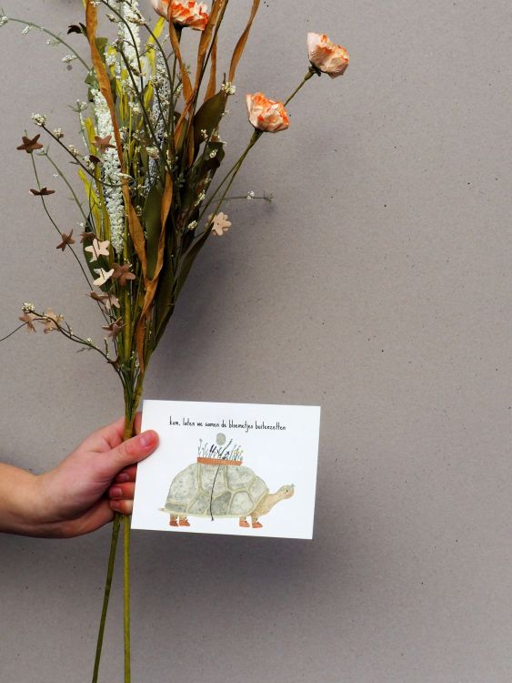 Studio Bertha Postkaart - Kom laten we de bloemetjes buitenzetten