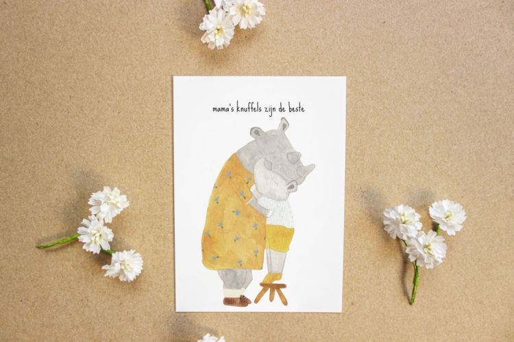 Studio Bertha Postkaart - Mama's knuffels zijn de beste