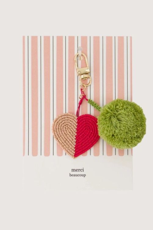 Zusss Ansichkaart met bagcharm - Pompon - merci beaucoup Zusss Ansichkaart met bagcharm - Pompon - merci beaucoup